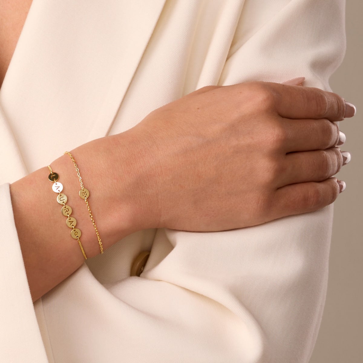 Feines Armband mit Plättchen am Handgelenk